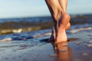 piedi sudati sulla spiaggia